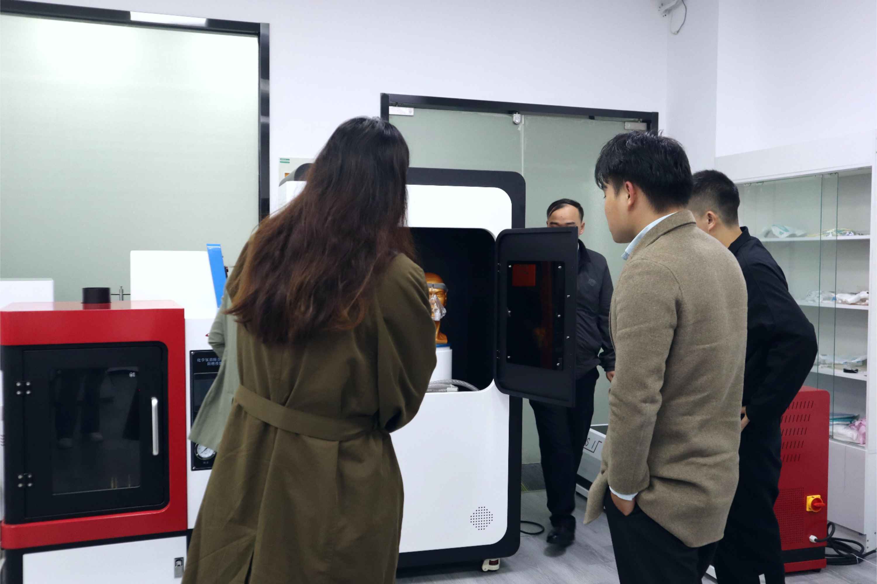 睡眠呼吸暂停治疗面罩二氧化碳重复呼吸测试仪：客户到上海程斯参观设备