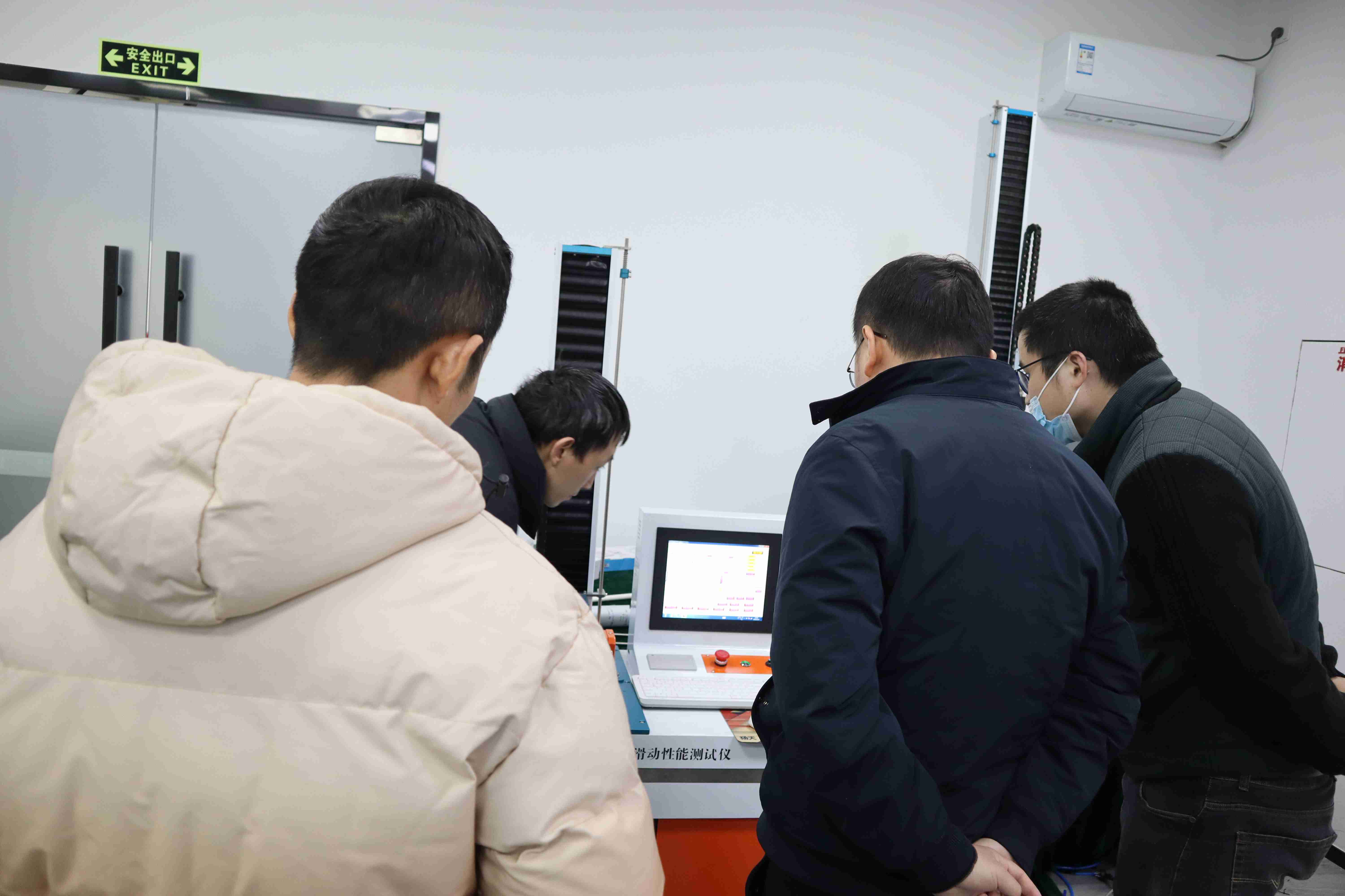 导丝滑动性能测试仪：江苏XX检测技术有限公司到上海程斯考察设备