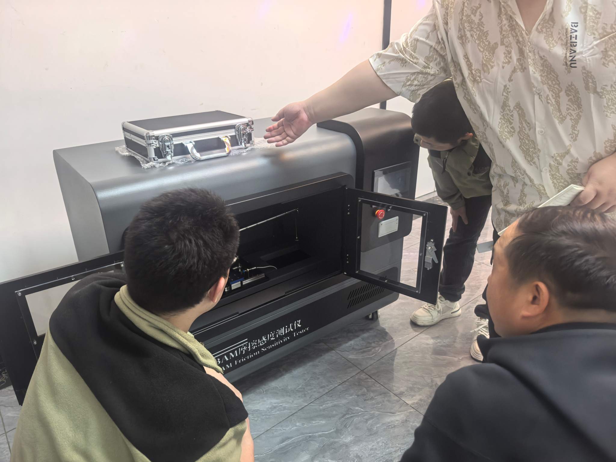 BAM摩擦感度测试仪：XX大学到访上海程斯参观考察设备，技术指导，共同学习